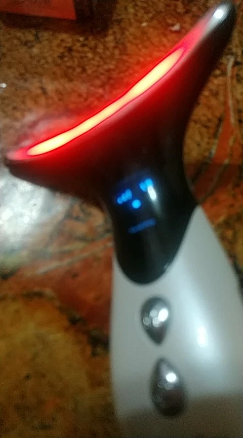 Отзыв о товаре AmazeFan Против морщин на шее Подтяжка для лица и шеи Устройство красоты Светодиодная фотонная терапия Уход за кожей EMS Затянуть шеи Массажер Ум... от пользователя R***r