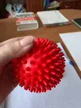 Bola de masaje con pinchos para manos y pies, masajeador de tensión para aliviar el dolor corporal, punto gatillo, cuidado de la salud, juguete deportivo de Color aleatorio, 9cm