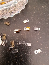 200 unids / lote, cierres de cala, tapas de extremo de cordón, cinta de cuerda, Clip de cuero, punta, conectores de cuentas de engarzado para bricolaje, suministros para hacer joyas