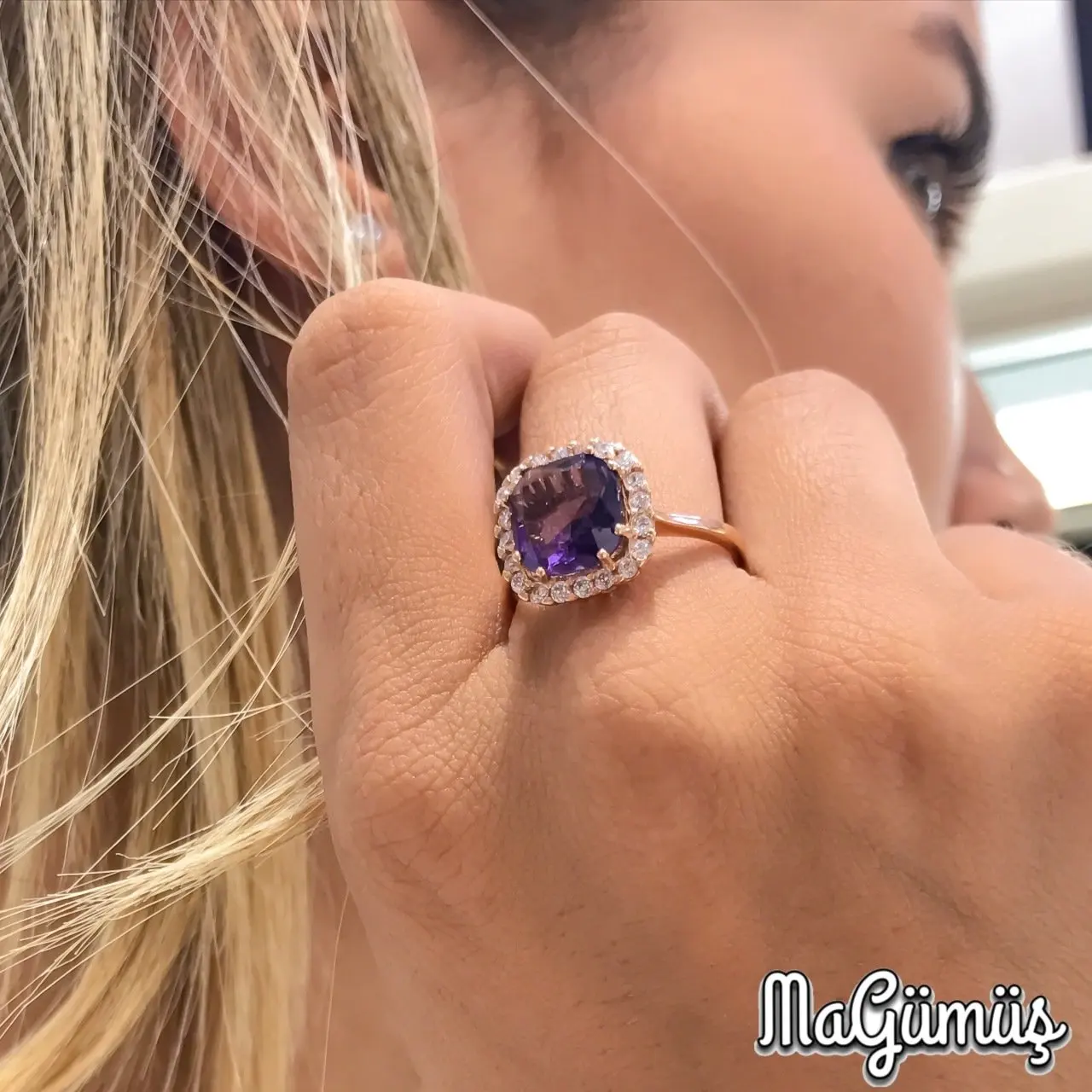 Стильное серебряное кольцо с аметистом и драгоценным камнем