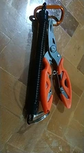 Alicates de pesca multifuncionales, tijeras de corte de línea, removedor de anzuelos, accesorios de abrazadera de pesca, herramientas con cordones, cuerda de resorte