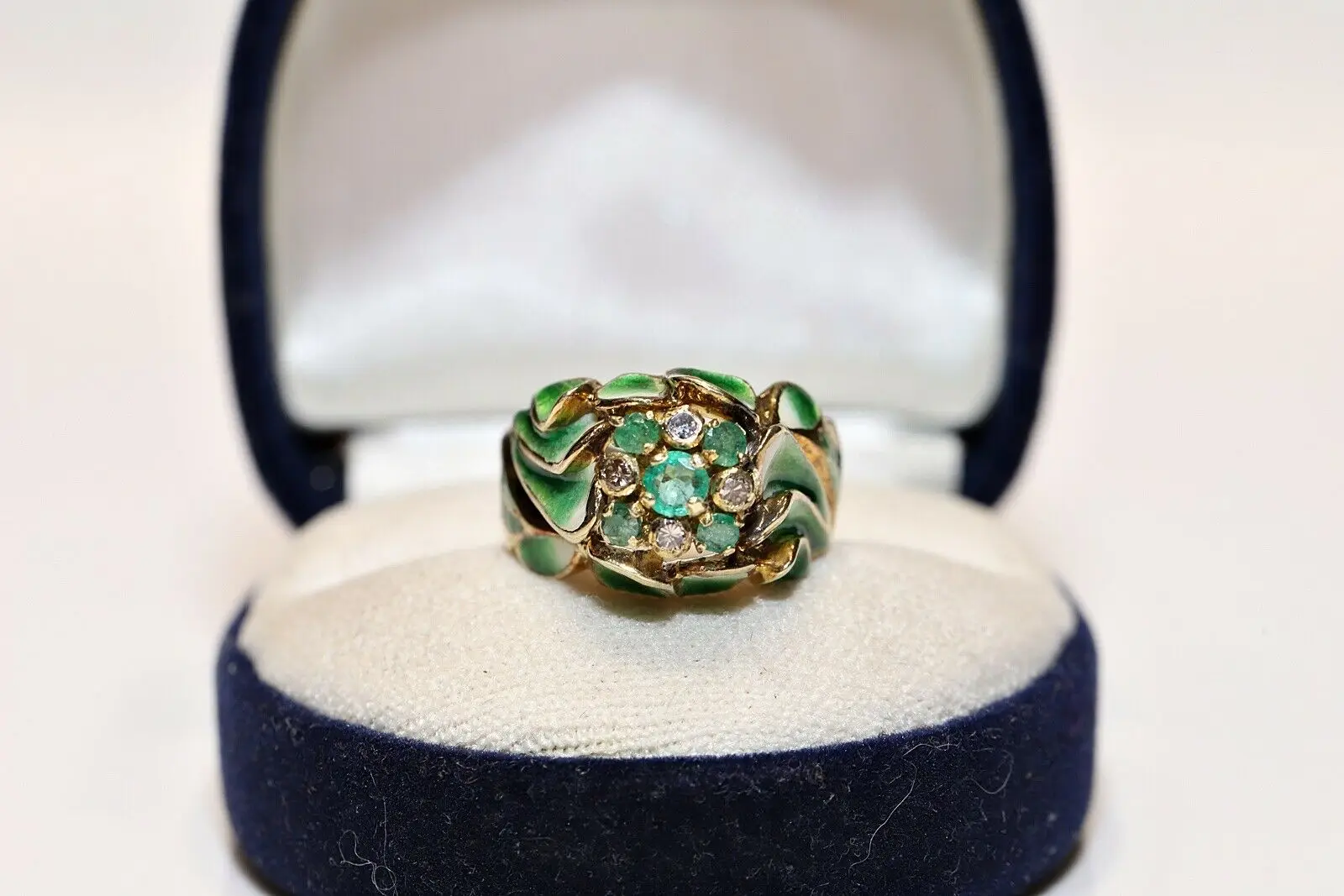 

VINTAGE ORIGINAL 14K GOLD NATURAL DIAMOND EMERALD DECORATE ENAMEL RING
