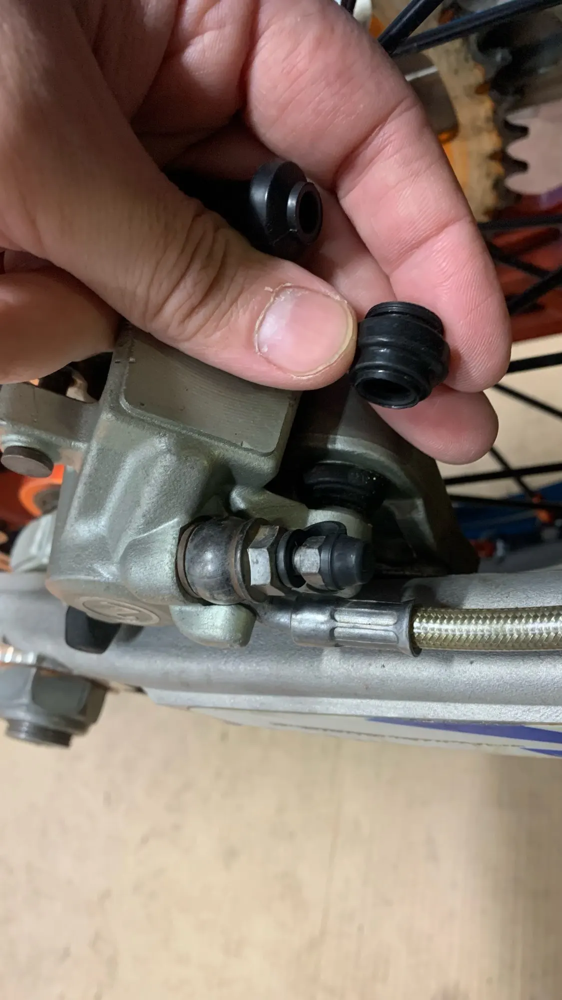 Пыльники направляющих суппорта ивеко дейли. Пыльник направляющей суппорта фиат дукато 250. Резинка суппорта. Пыльник направляющих суппорта stels 500gt. Пыльник направляющей суппорта фиат дукато 250.