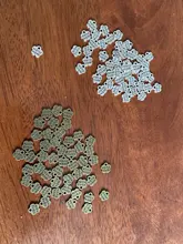 100 Uds. De abalorios de aleación de Metal de dos colores con dos letras, 8x8mm, colgantes para fabricación de joyería artesanal