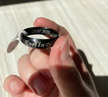 Vnox-anillo personalizado de acero inoxidable con borde biselado para hombre y mujer, sortija de boda negra con letras y fecha