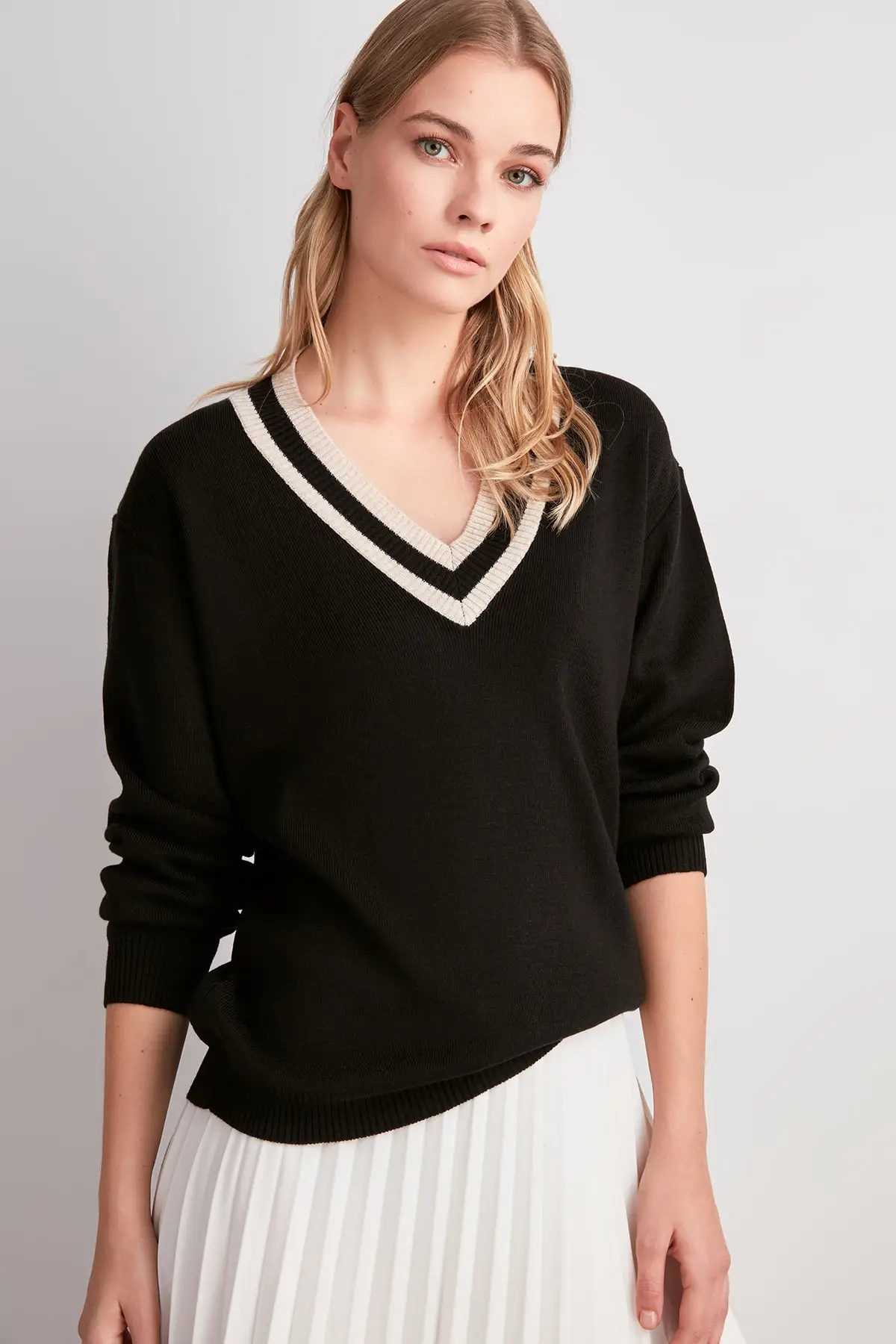 

Trendyol V-Neck Knitwear Sweater TWOAW20KZ0934