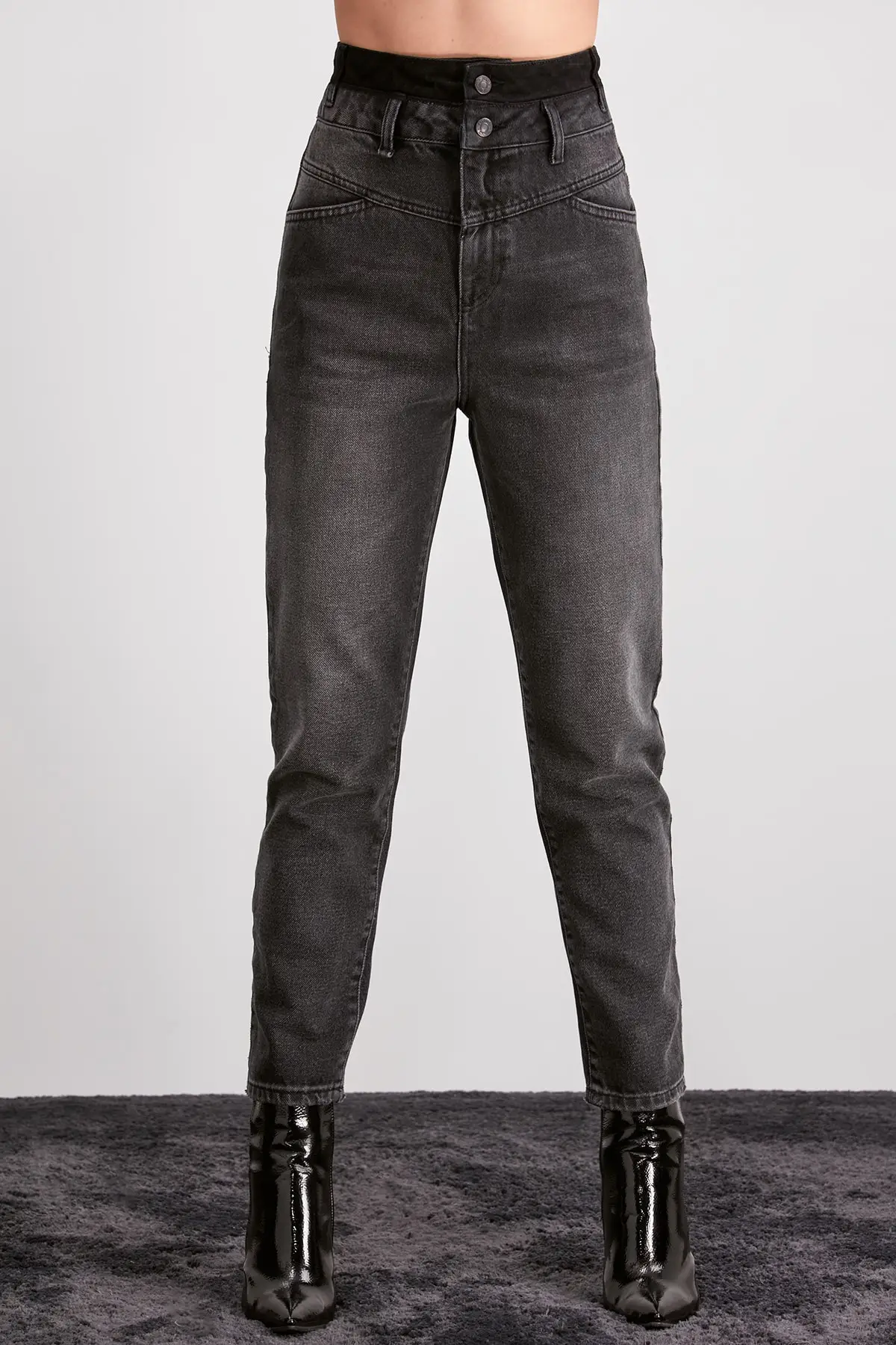 Beste Trendyol Steek Detail Super Hoge Taille Mom Jeans TWOAW20JE0270