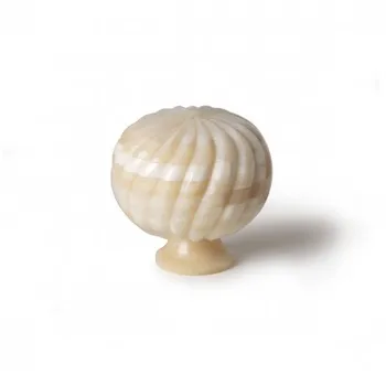 

Box with 10 knobs ethnic style, made of resin and 39 mm in diameter.