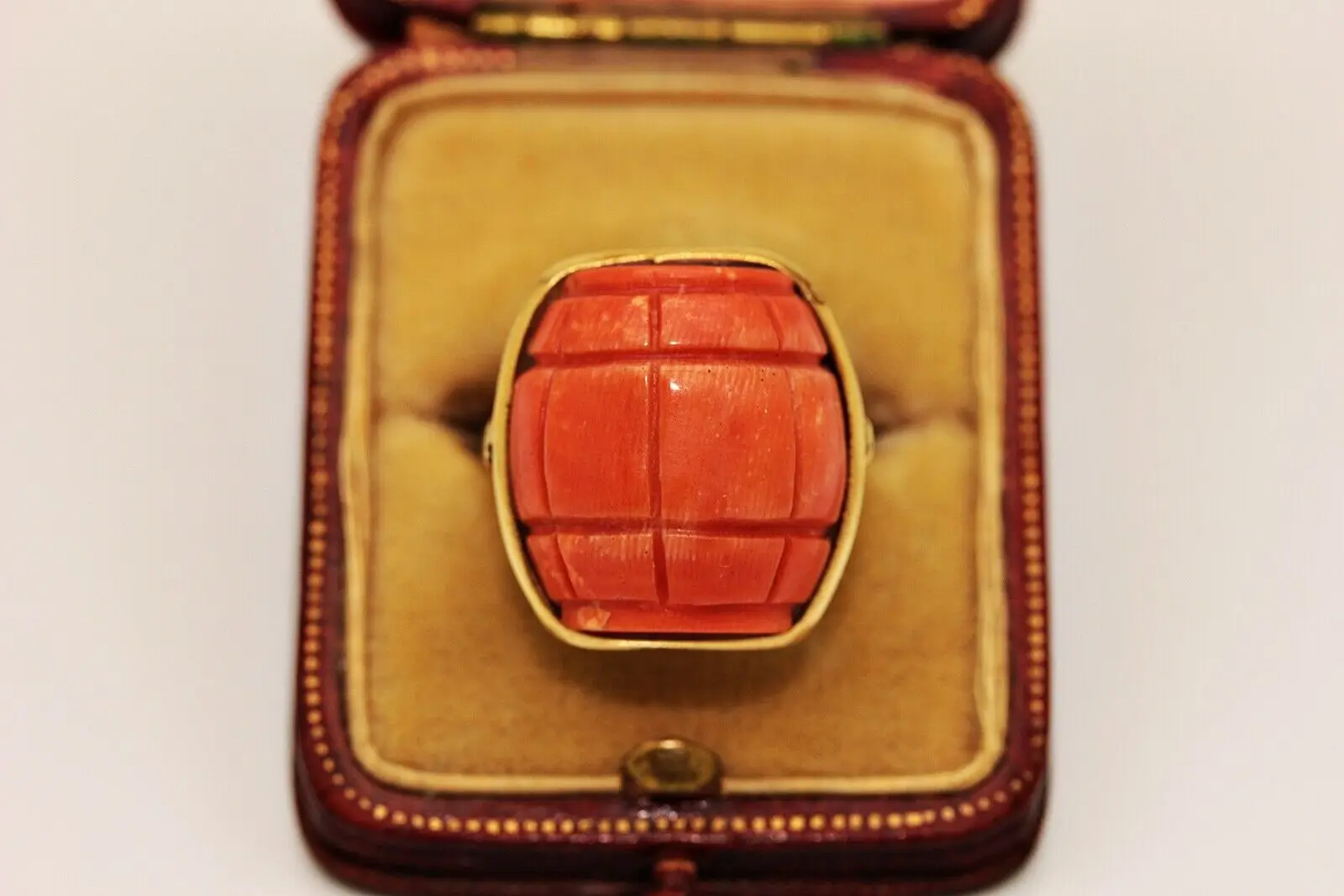 

ANTIQUE ORIGINAL 18K GOLD NATURAL CORAL DECORATED PRETTY STRONG RING