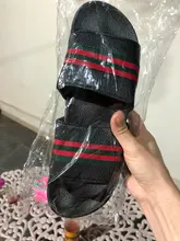 Zapatillas para hombres, calzado de marca, de cuero suave para el verano, sandalias playeras planas, con suela de goma, a la moda