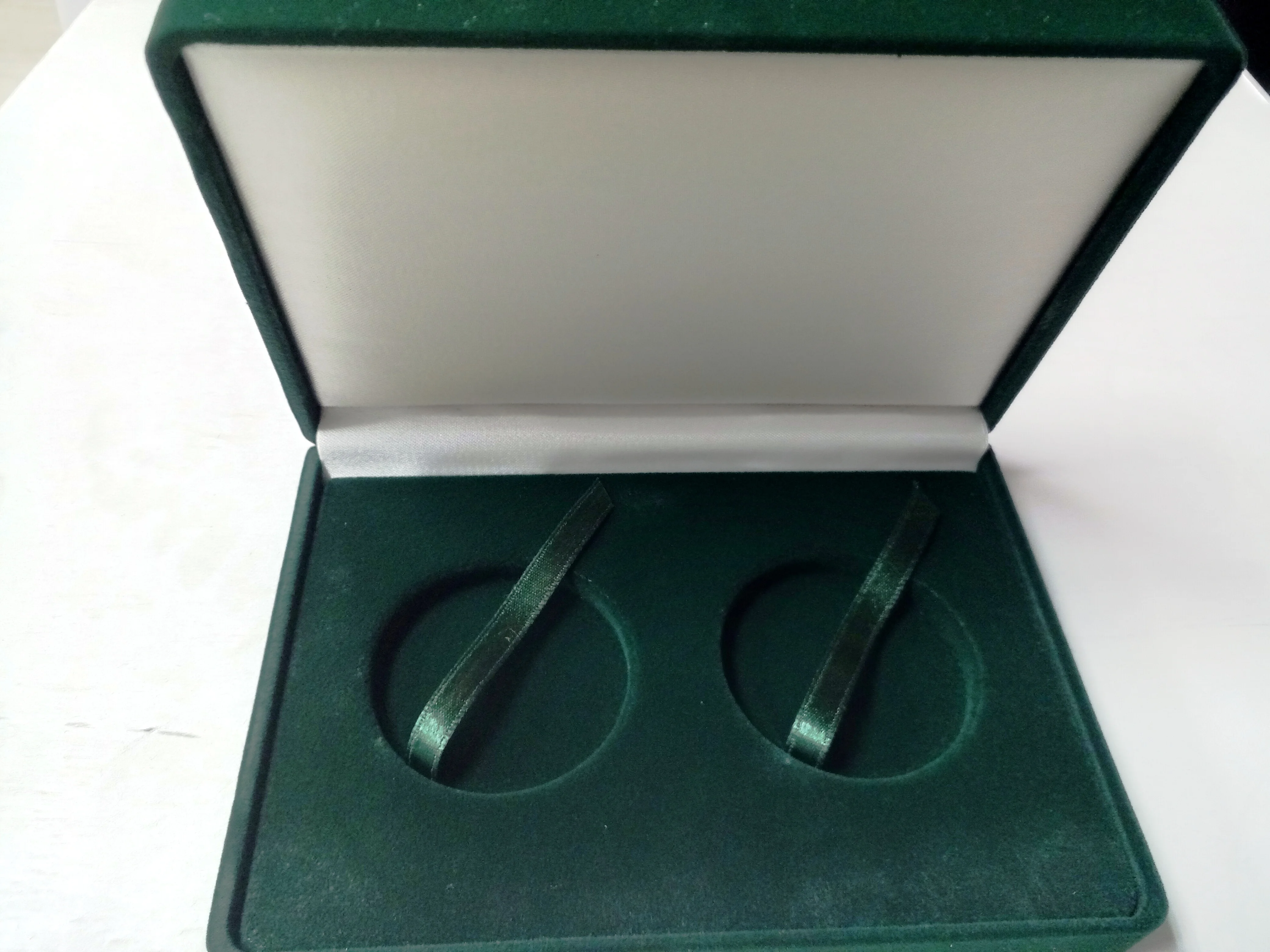 Футляры (коробки) для монет и слитков в капсулах -2 монеты диаметр ячейки 44 мм | Дом