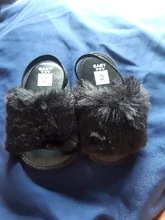Sandalias con peluche para niñas pequeñas, zapatos planos de piel sintética con suela suave, zapatillas con correa de soporte elástico, para el hogar