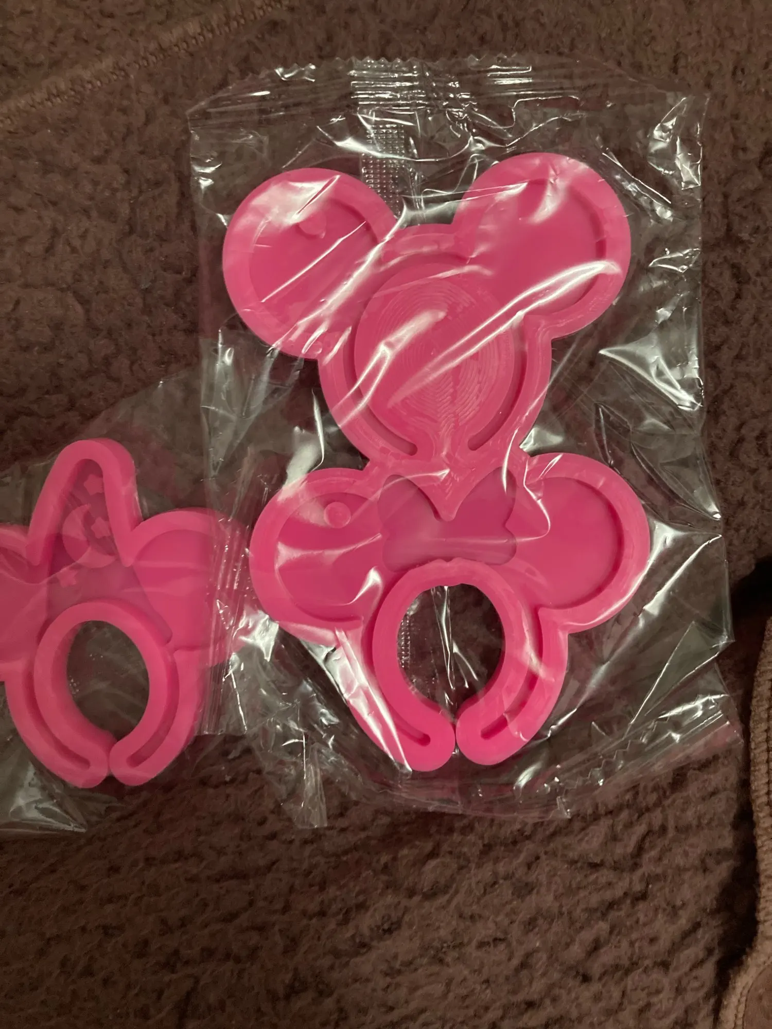 Minnie Mouse Shape Silicone Mold Keychain photo review