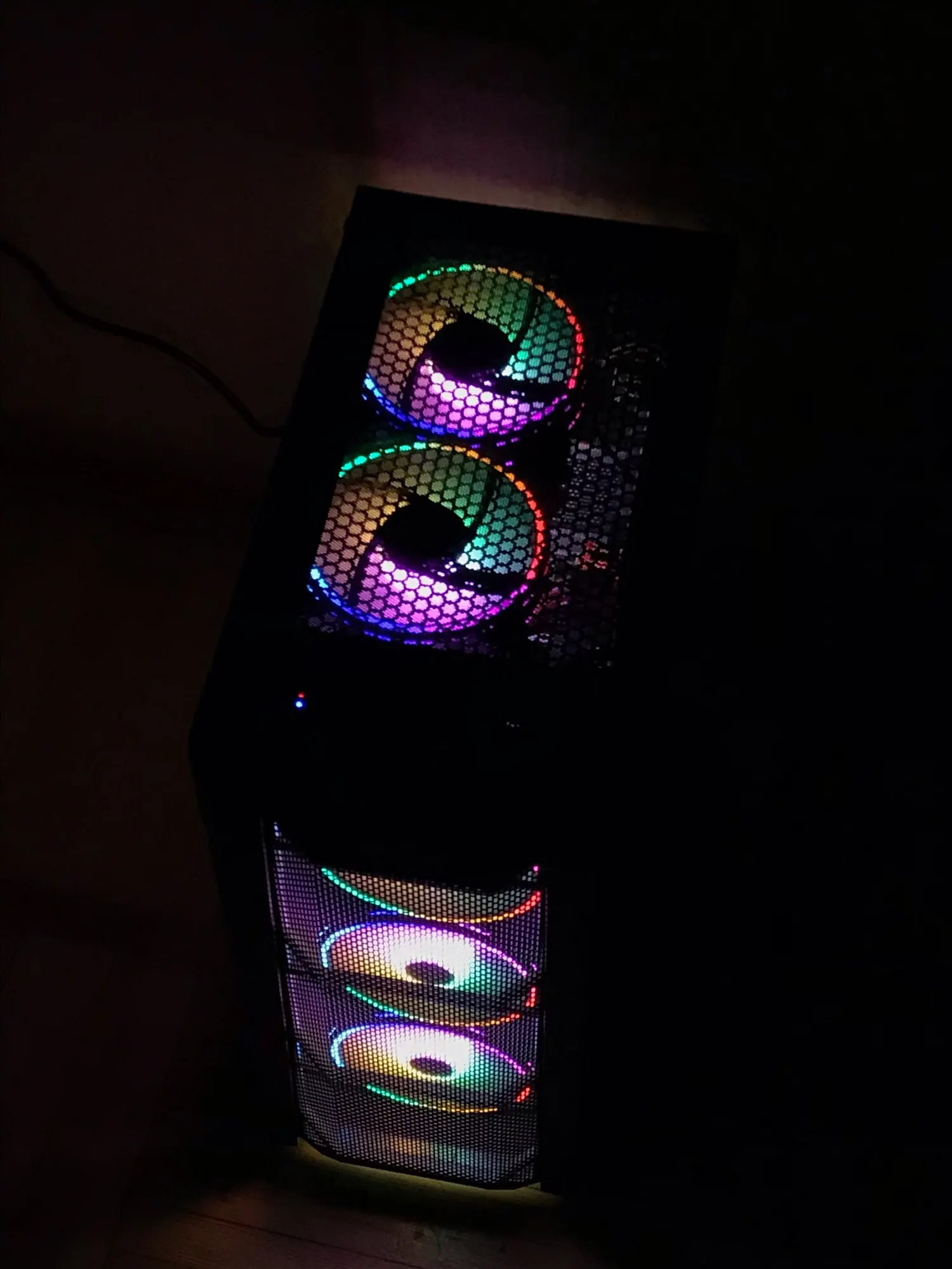 Отзыв о товаре Funhouse игровой пк, планшетофон, A8 7680, настольный APU R7 GPU D3 8G RAM 120G SSD/500G HDD, по сравнению со стандартным высокопроизводительным ПК от пользователя Покупатель AliExpress