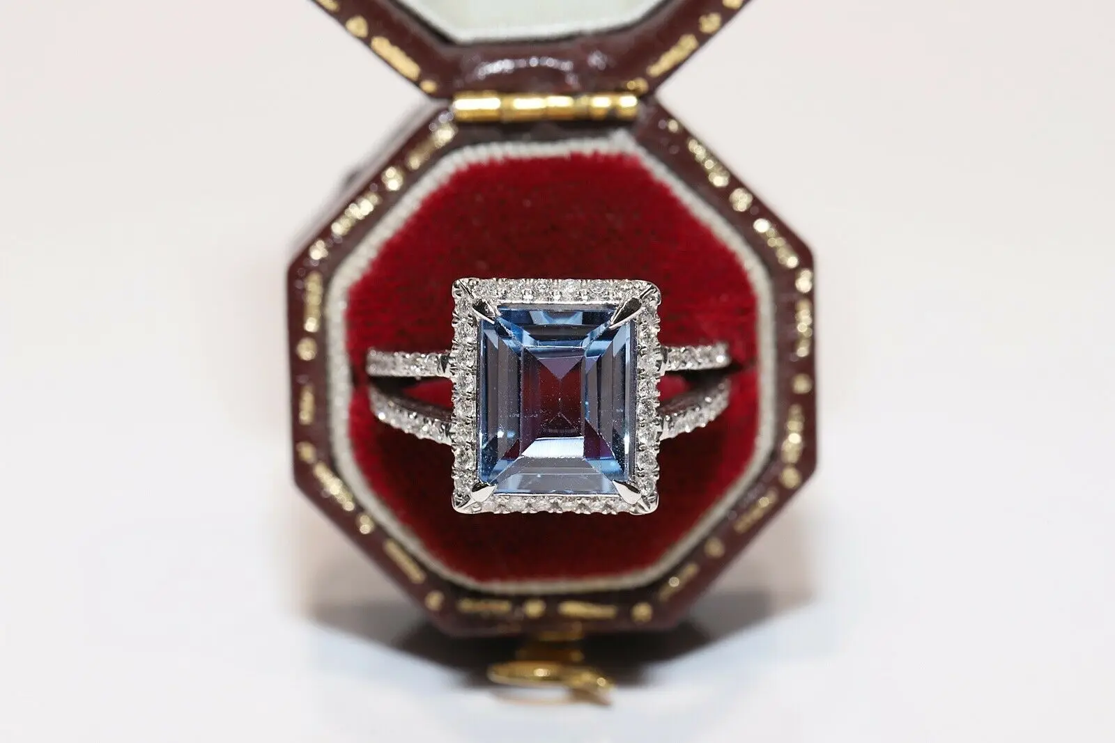 

PERFECT 14K GOLD NATURAL DIAMOND AND BLUE TOPAZ DECORATED PRETTY RING