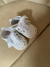 Zapatos de suela blanda de encaje para niña pequeña, zapatillas transpirables antideslizantes con agujeros para primeros pasos, decoración, regalo de cumpleaños