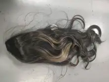 Pequeña LANA sintético Ombre negro marrón de oro con pelucas con reflejos largo ondulado resistente al calor de la parte media Cosplay pelucas para mujeres