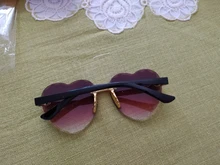 Gafas de sol sin montura con forma de corazón para niños, anteojos de sol deportivos a la moda, con Lentes rojas en color gris y Rosa, con UV400