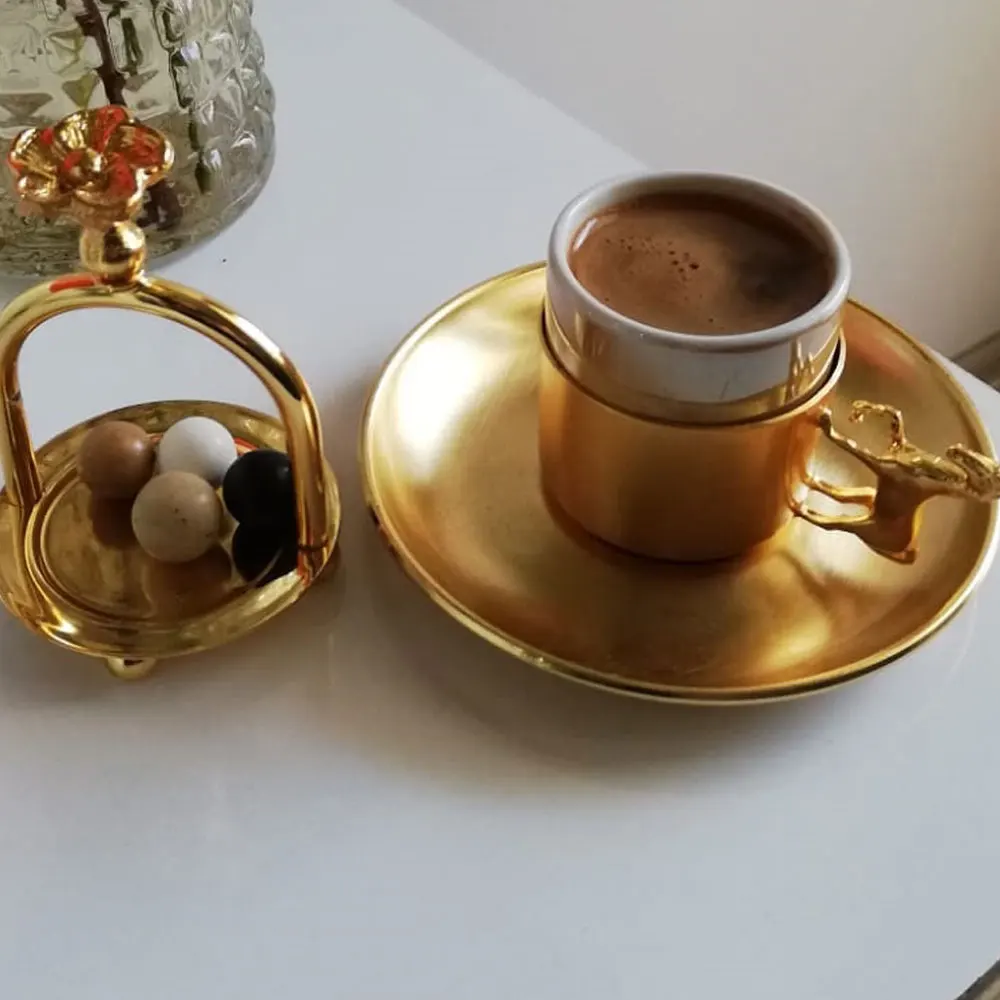 Японский розовый кофе, а также сахарница