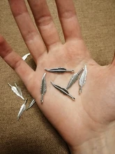 20 unids / lote dijes de plumas colgantes de plumas joyería que hace dijes de plumas para hacer pulseras Color plata antigua