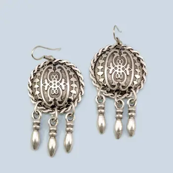 

Earrings jewelry chasing (54437)