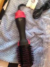 Cepillo que seca y volumiza el pelo de un solo paso, el cepillo produce aire caliente y puede alisar y arizar el pelo