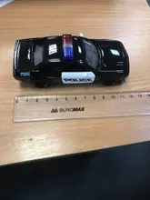 Coche de policía de aleación fundida para niños, modelo Challenger de 2 puertas abiertas con función de tracción trasera, coches deportivos de Metal, juguetes para niños, 1/36