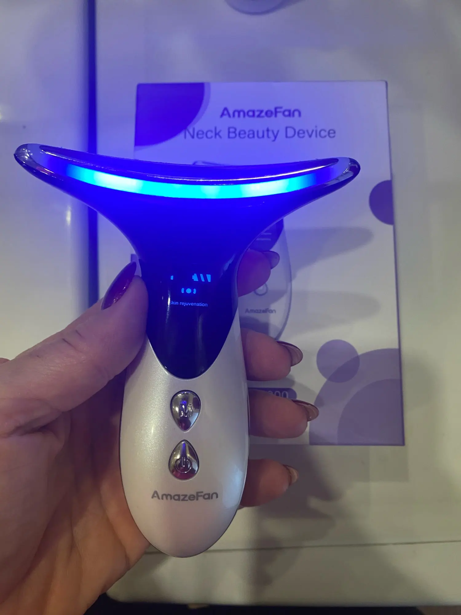 Отзыв о товаре AmazeFan Против морщин на шее Подтяжка для лица и шеи Устройство красоты Светодиодная фотонная терапия Уход за кожей EMS Затянуть шеи Массажер Ум... от пользователя 8***r