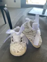 Zapatos de suela blanda de encaje para niña pequeña, zapatillas transpirables antideslizantes con agujeros para primeros pasos, decoración, regalo de cumpleaños