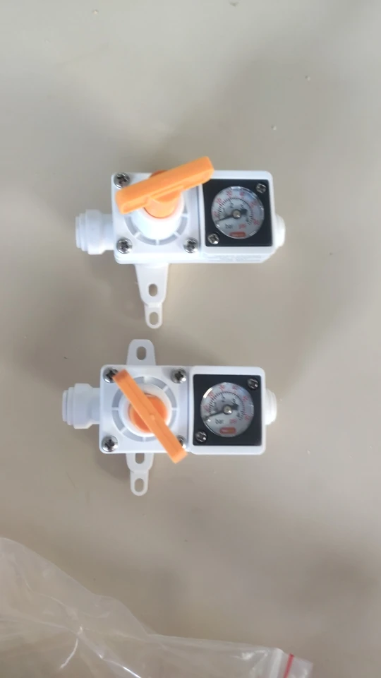 DUOTIGHT INLINE IN LINE REGULATOR WITH INTEGRATED GAUGE FOR WATER OR-GAS 