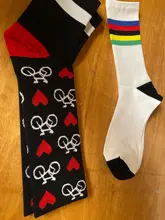 Calcetines de ciclismo para hombre, medias masculinas con diseño de líneas de color del arcoíris, profesionales de competición, aptas con deportes al aire libre, nuevos