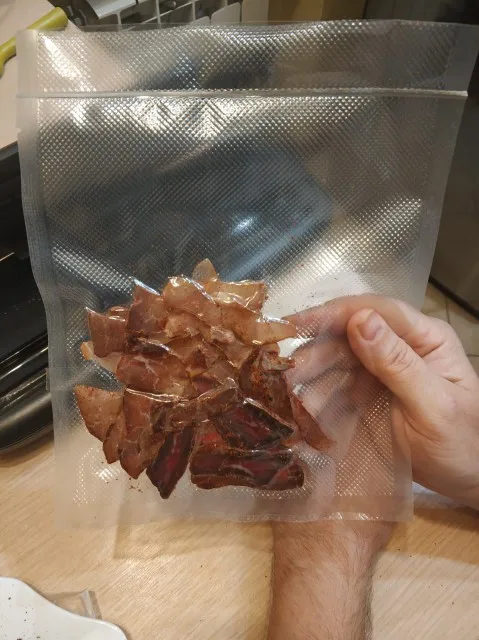 Отзыв о товаре Вакуумный электрический упаковщик пищевых продуктов White Dolphin 220В, 110В с функцией хранение пищи, вакуумная упаковка, вакуумные пакеты 10 шт в комплекте от пользователя L***O