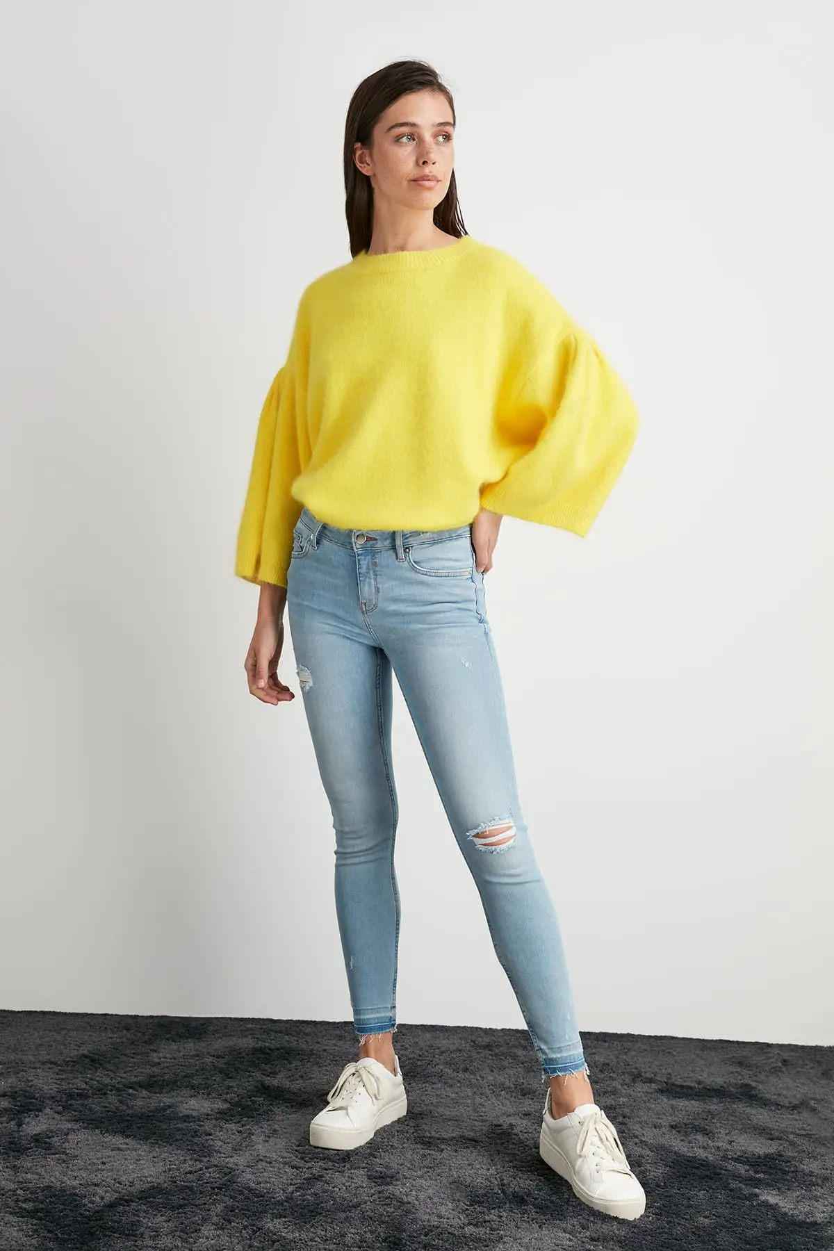 Trendyol Yırtıklı Normal Waist Skinny Jeans TWOAW20JE0467 |
