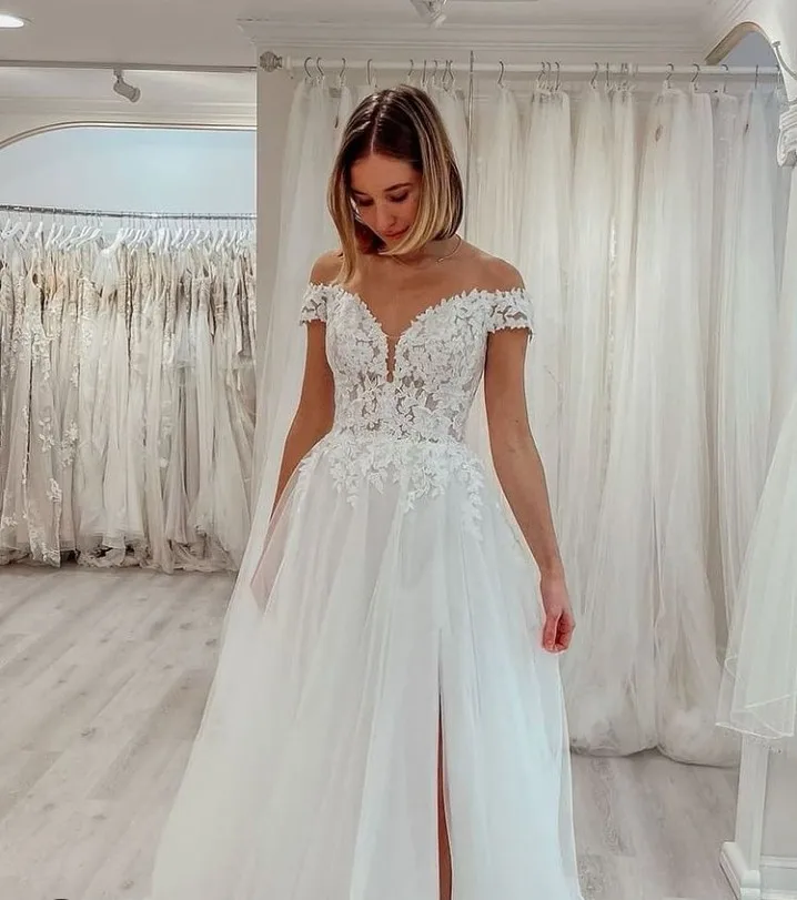 

Платье Свадебное ТРАПЕЦИЕВИДНОЕ с открытыми плечами, кружевом и тюлем, с аппликацией, разрезом и шлейфом, простое платье невесты, 2022