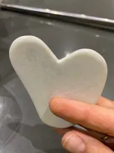 Gua Sha-rascador de piedra de Jade en forma de corazón, tablero hecho a mano de Gua Sha, rascador antiarrugas para el cuidado de la piel, belleza, 1 unidad