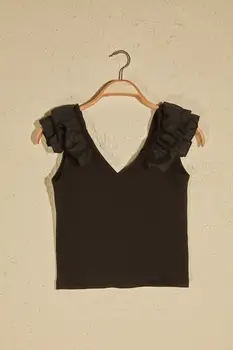 

Trendyol Ruffle Detail Knitted Blouse TWOSS20BZ1545