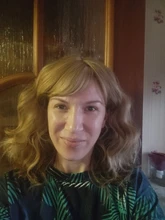 Pelucas sintéticas rizadas para mujeres afroamericanas, pelo de Cosplay de fibra resistente al calor, longitud media, flequillo lateral libre, color rubio Emir