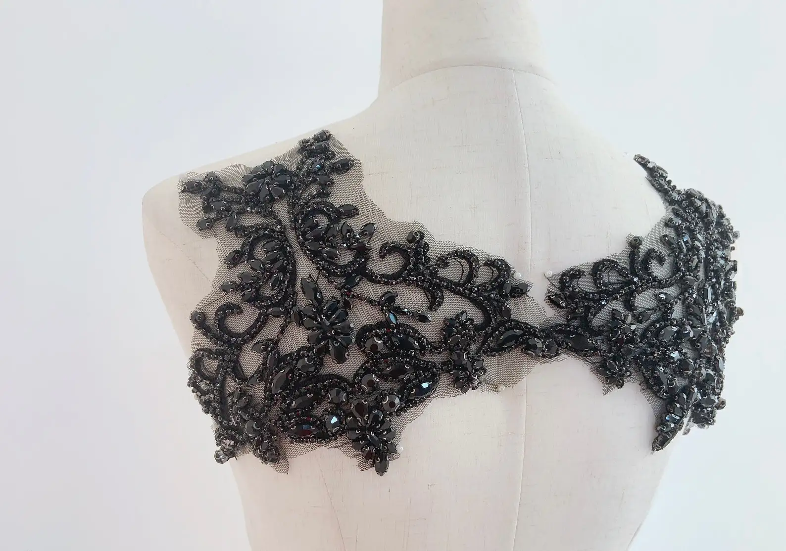 

Black Glass Crystal Beaded Flower Trims For Coat Dress Ornaments Big Flower Applique For Headscarf Decoration DIY Stone