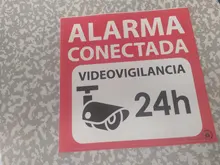 Cartel autoadhesivo disuasorio alarma 15x15 Alarma Conectada Videovigilancia 24H rotulo rojo en castellano