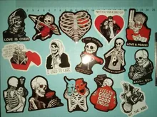 Calaveras rojas y negras, pegatina inspiradora de amor para monopatín, portátil, equipaje, estilo Anime, pegatina de Graffiti, Maleta, 10/50 Uds.