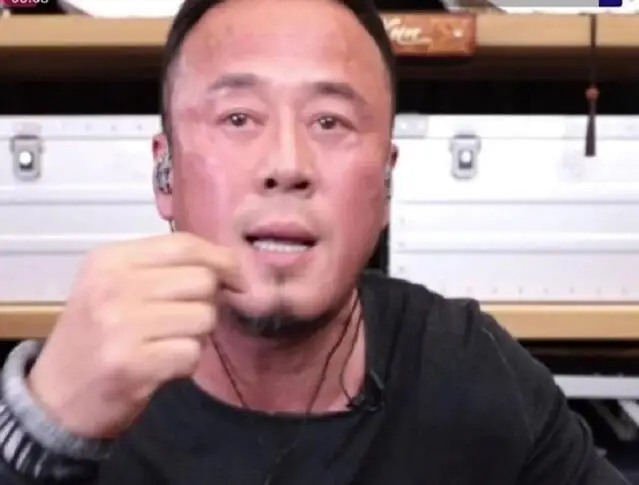杨坤直播时满脸通红