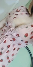 Cinturón Sexy con cuello en V para mujer, estampado en caliente de fresa, manga corta, vestido de longitud media, hilo de red, novedad de verano