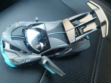 1/32 Aleación de Bugatti DIVO Super deportes juguete de modelo de coche fundido a presión atrás sonido Luz Juguetes vehículo para los niños regalo de los niños