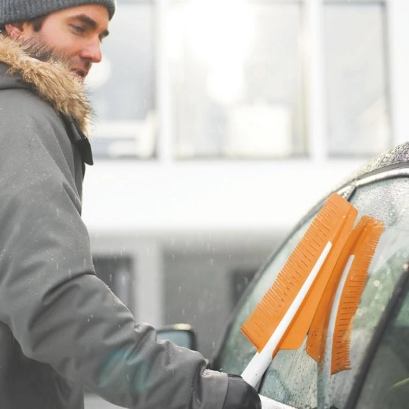 Автомобильная щетка со скребком Fiskars SnowXpert(1019352
