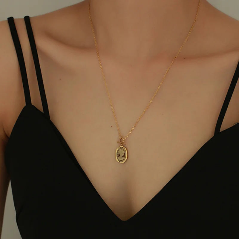 New Oval Acrylic Portrait Coin Pendant Necklace For Women Elegant Vintage Sweater Chain Women's Necklace French Female Jewelry