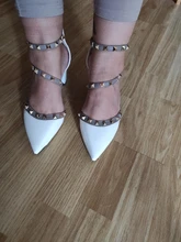 Sandalias de charol puntiagudas para mujer, zapatos con hebilla de remache grueso con tacón, salvaje delgada, verano 2021