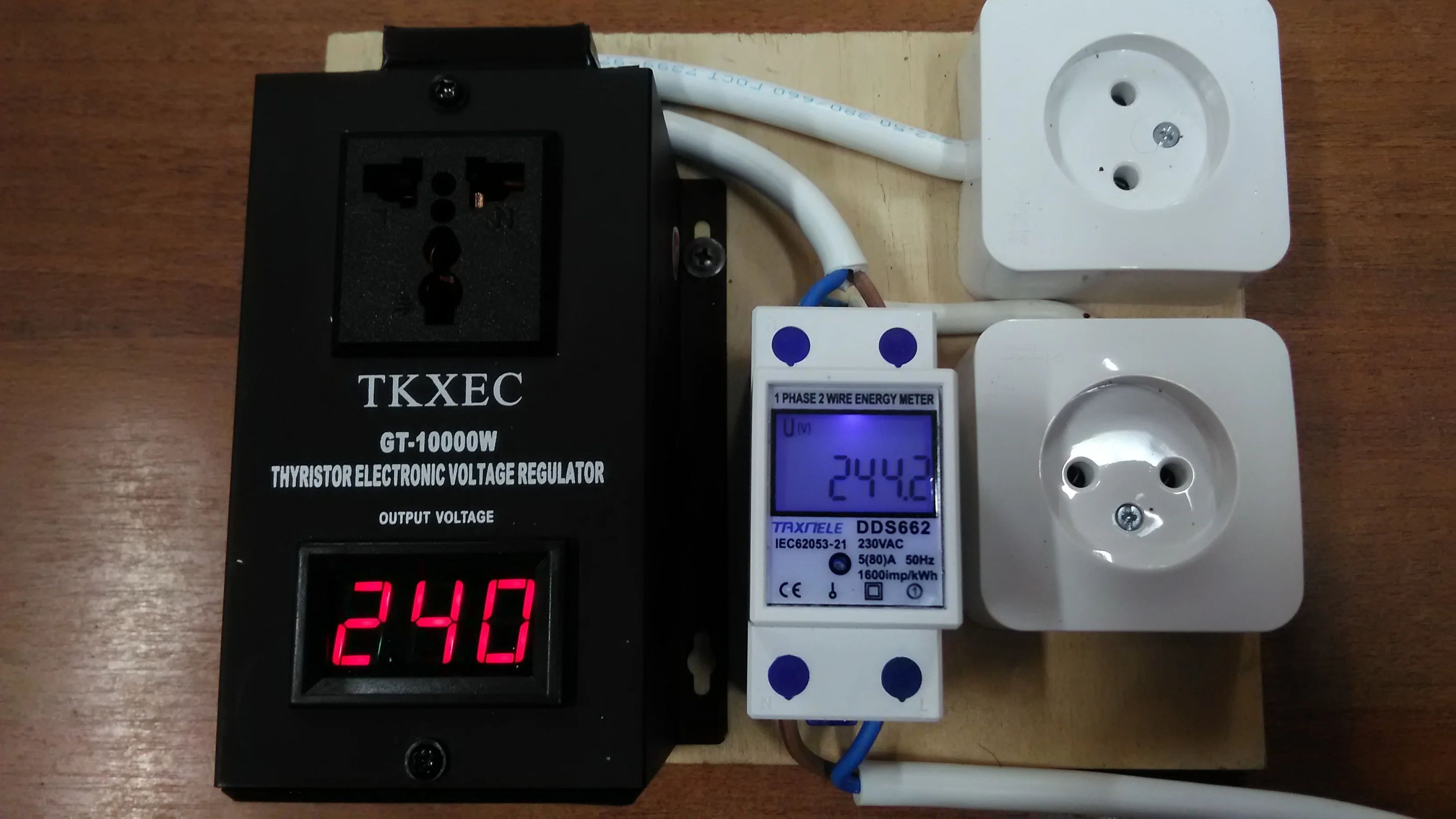 Как защитить компьютер от перепадов напряжения. Защита от перепадов напряжения в электросети. Как защитить компьютер от перепадов напряжения. Реле напряжения svp-916. Ибп настенный 220в.