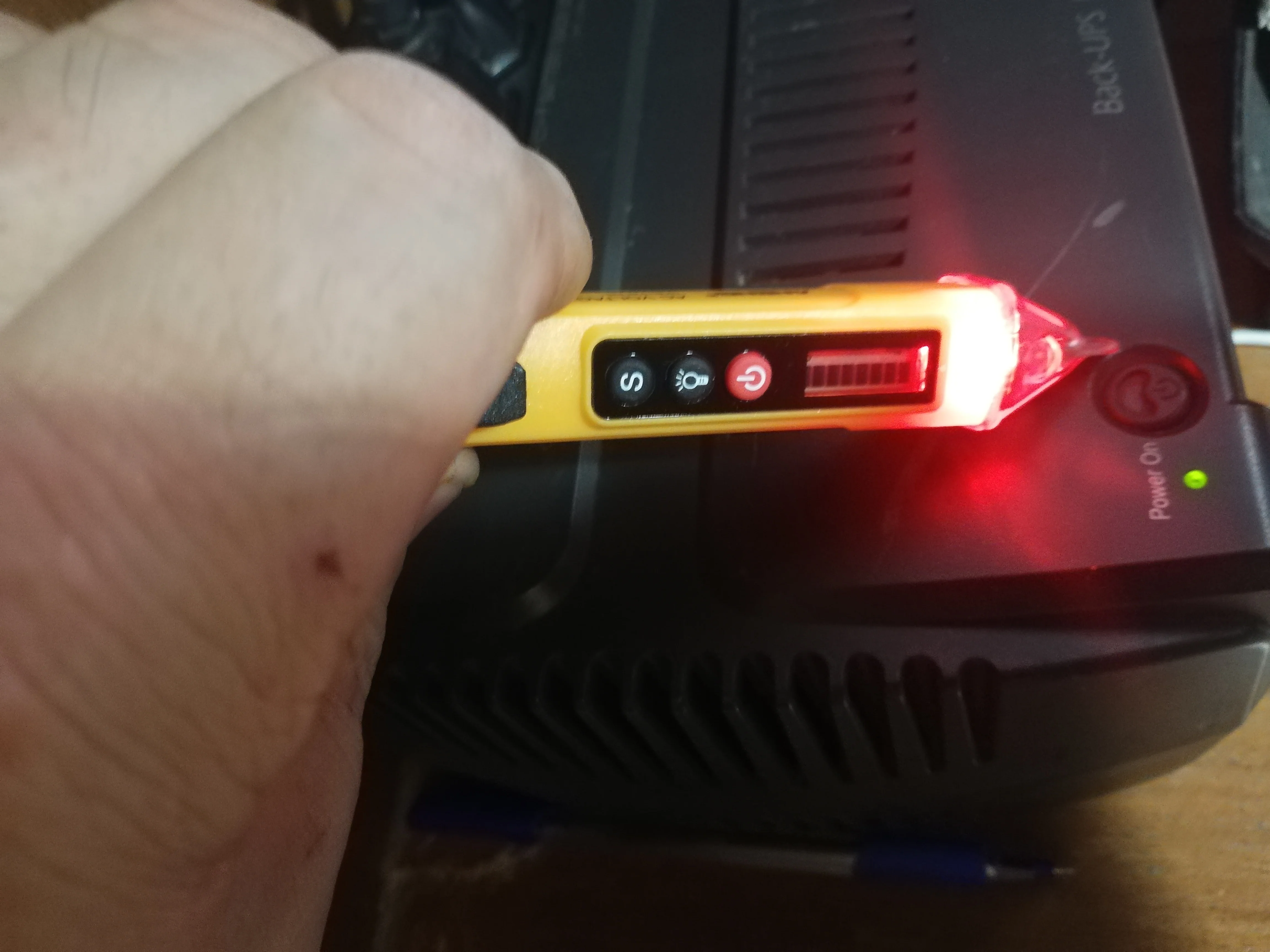 Отзыв о товаре ANENG VC1010 вольтметр цифровой тестер индикатор напряжения тестер напряжения Цифровые датчики напряжения переменногопостоянного тока умная бесконтактная ручка измерительный прибор индикаторная отвёртка вольтметры от пользователя A***n