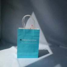 Пользовательский дешевый синий бумажный пакет Многооборотная Крафтовая бумага сумка Прочный Хозяйственный Мешок с бумажными ручками для воды одежда Рождественский подарок