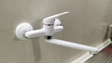 Grifo de la cocina mezcladoras montado en la pared de una manija grifo mezclador fregadero grifo rotación mezclador de agua fría y caliente RP piscina grifo Cuenca del grifo